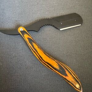 Wood handle straight razor